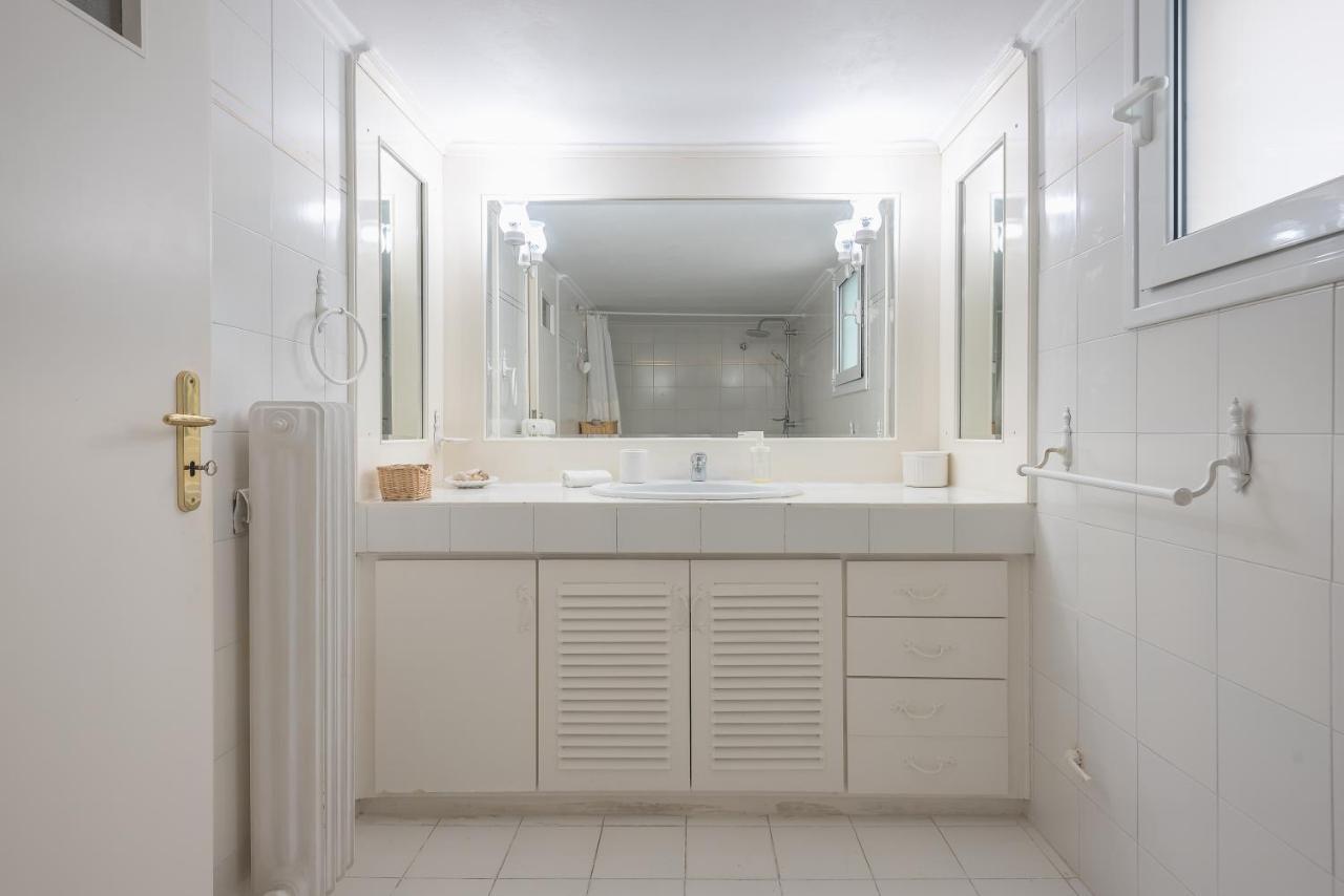 Lovely & Spacious 2-Bedroom Rental Unit In Glifada Atene Esterno foto