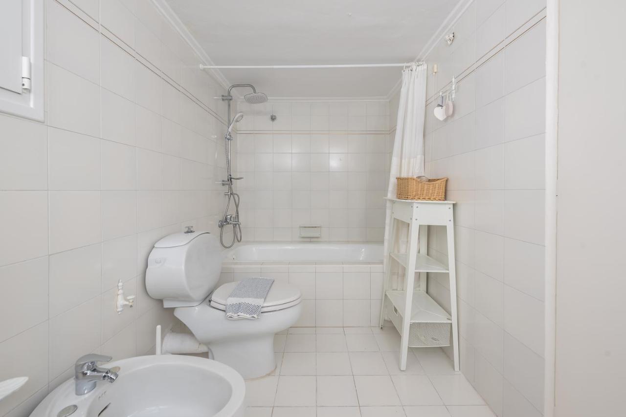 Lovely & Spacious 2-Bedroom Rental Unit In Glifada Atene Esterno foto