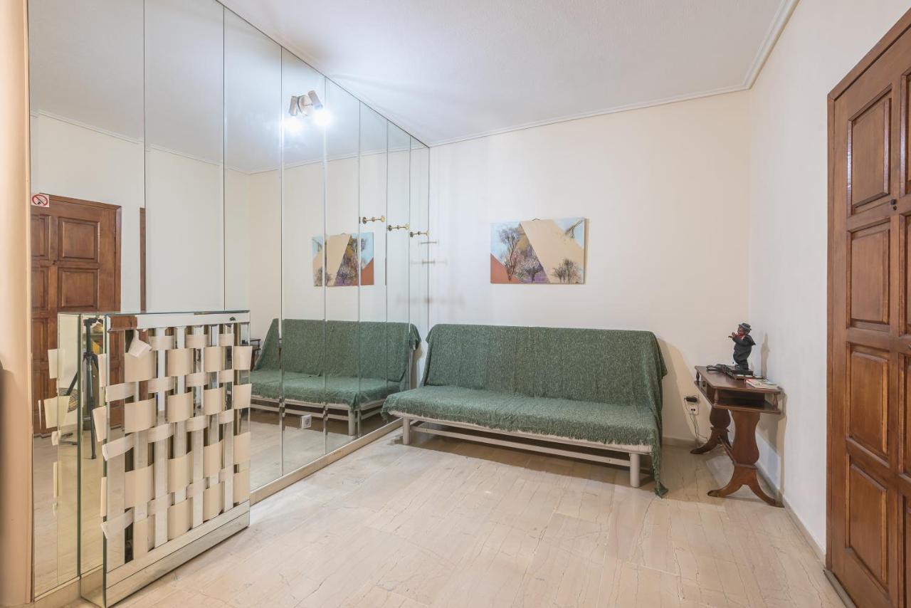 Lovely & Spacious 2-Bedroom Rental Unit In Glifada Atene Esterno foto